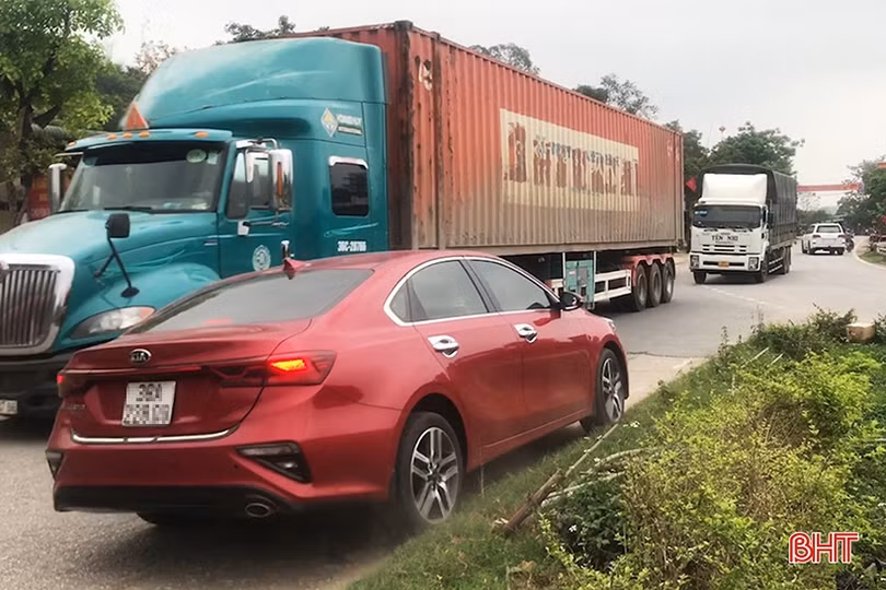 Xử lý bất cập tiềm ẩn nguy cơ tai nạn ở ngã ba Phúc Đồng