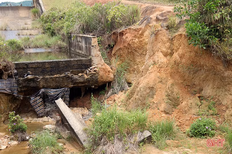 Hố tiêu năng hồ Cỏ Lăn sạt lở nghiêm trọng, nguy cơ ảnh hưởng đường ven biển Hà Tĩnh
