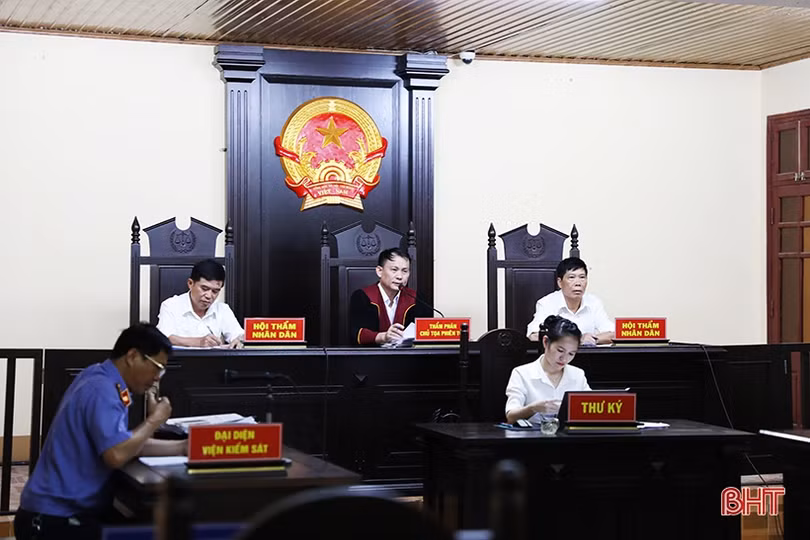 Làm giả giấy tờ ô tô để lừa vay tiền, hai cậu cháu lĩnh 13 năm 6 tháng tù giam