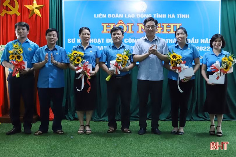 Công đoàn Hà Tĩnh biểu dương 15 tập thể xuất sắc