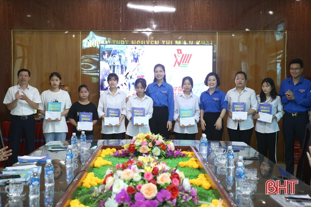 Tặng quà cho thí sinh hoàn cảnh khó khăn trước Kỳ thi tốt nghiệp THPT ở Hà Tĩnh