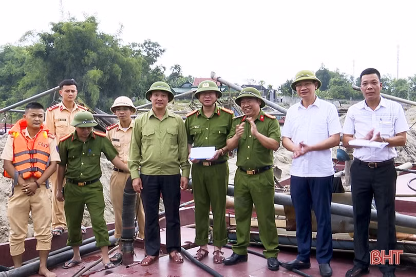 Nổ súng trấn áp 5 sà lan khai thác cát trái phép trên sông Lam đoạn qua Đức Thọ