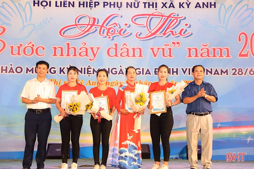 Hội Phụ nữ xã Kỳ Hoa giành giải xuất sắc Hội thi bước nhảy dân vũ TX Kỳ Anh
