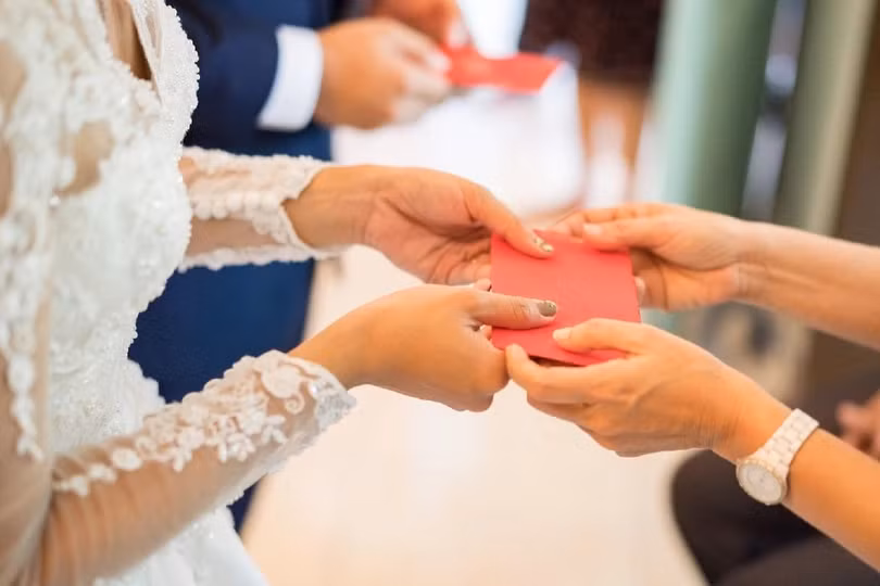 Áp lực bỏ phong bì mừng cưới trong lạm phát