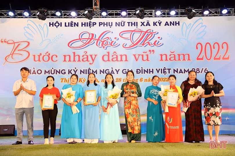 Hội Phụ nữ xã Kỳ Hoa giành giải xuất sắc Hội thi bước nhảy dân vũ TX Kỳ Anh