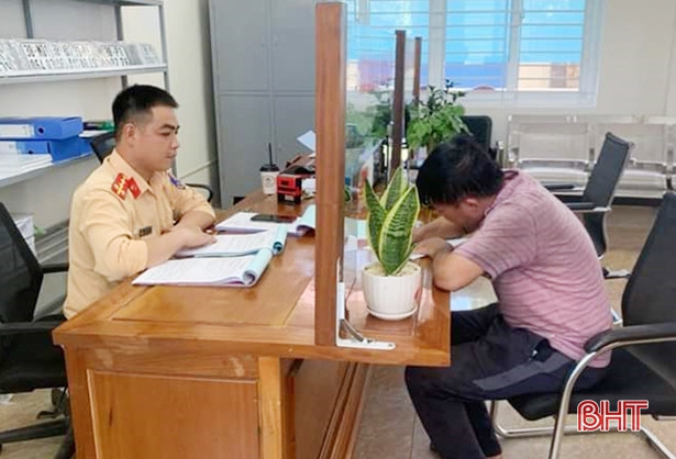 Hà Tĩnh: Người dân ghi lại vi phạm giao thông, một tài xế ô tô bị xử phạt gần 6 triệu đồng