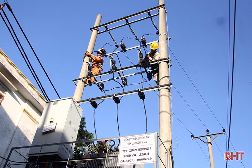 Công nhân Điện lực Nghi Xuân “đội nắng” duy trì nguồn điện trong mùa nóng