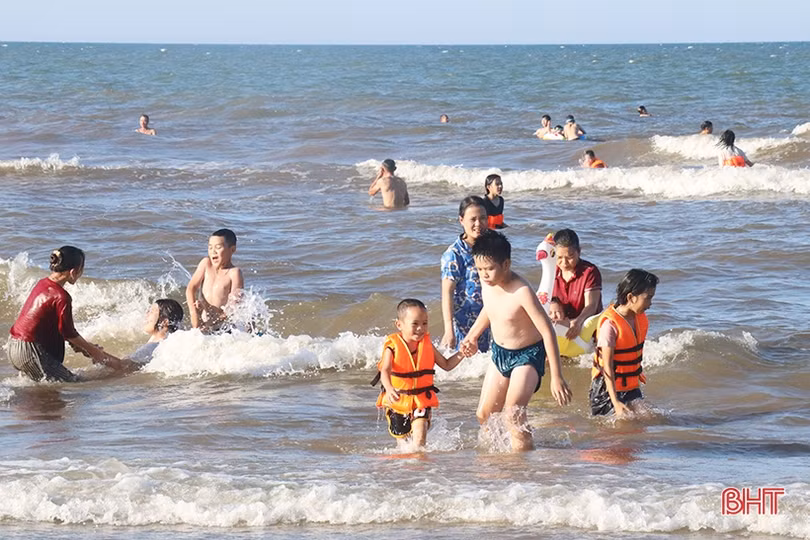 Biển sạch, hải sản tươi ngon - Thạch Hải đón hàng nghìn du khách 