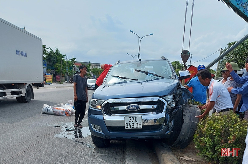 Xe bán tải lật nghiêng trên quốc lộ 1 ở Can Lộc