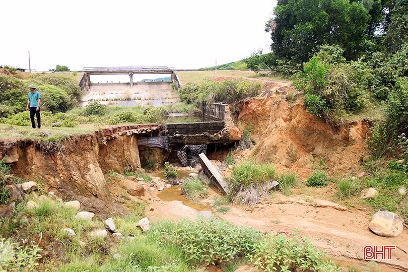 Hố tiêu năng hồ Cỏ Lăn sạt lở nghiêm trọng, nguy cơ ảnh hưởng đường ven biển Hà Tĩnh