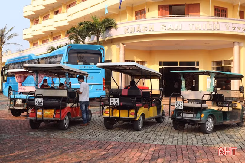 Những nghề phụ “ăn nên làm ra” trong mùa du lịch biển ở Hà Tĩnh