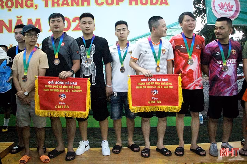 Đội FC Coalition vô địch Giải Bóng đá nam TP Hà Tĩnh tranh Cup Huda