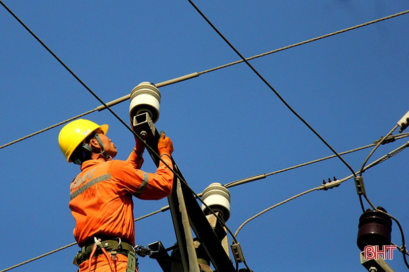 Công nhân Điện lực Nghi Xuân “đội nắng” duy trì nguồn điện trong mùa nóng