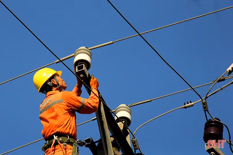 Công nhân Điện lực Nghi Xuân “đội nắng” duy trì nguồn điện trong mùa nóng