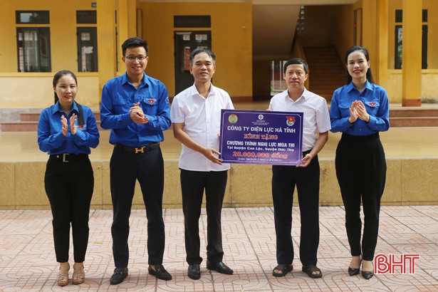 Tặng quà cho thí sinh hoàn cảnh khó khăn trước Kỳ thi tốt nghiệp THPT ở Hà Tĩnh