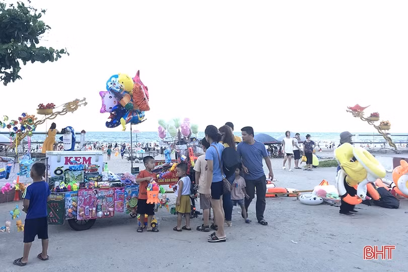 Những nghề phụ “ăn nên làm ra” trong mùa du lịch biển ở Hà Tĩnh