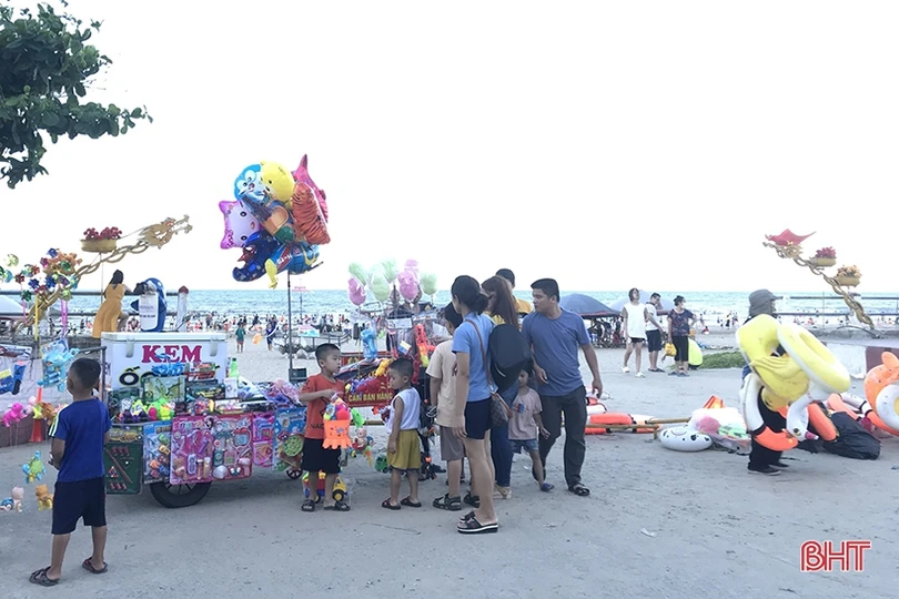 Những nghề phụ “ăn nên làm ra” trong mùa du lịch biển ở Hà Tĩnh