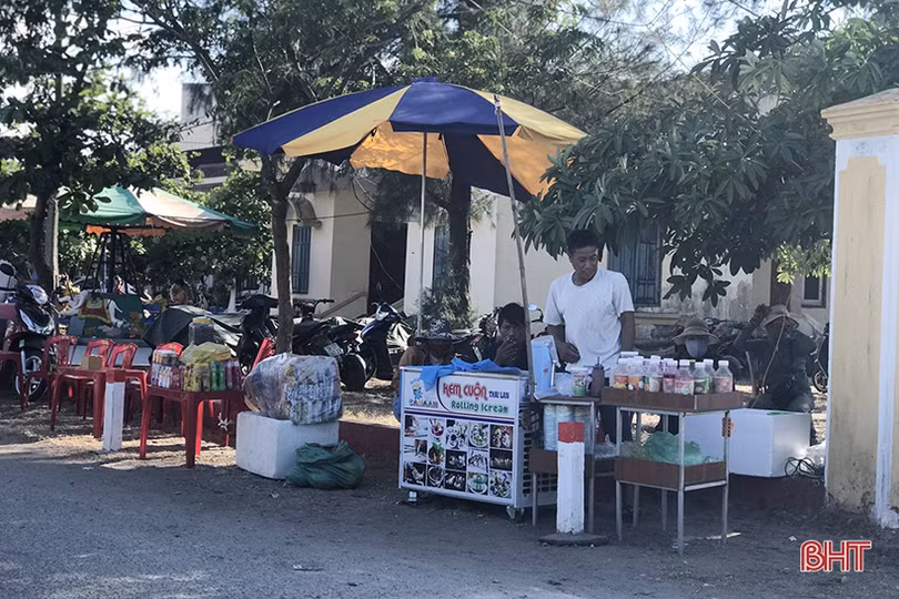 Những nghề phụ “ăn nên làm ra” trong mùa du lịch biển ở Hà Tĩnh