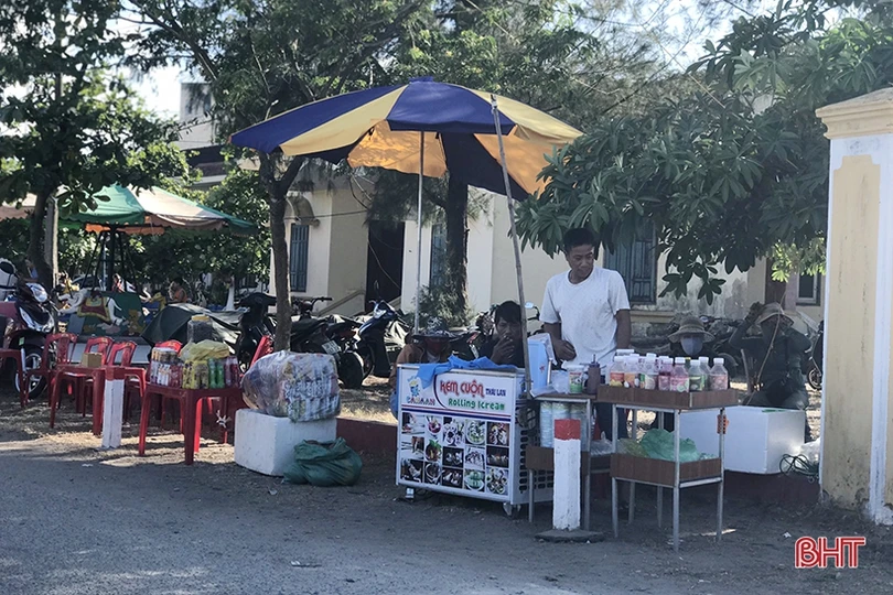 Những nghề phụ “ăn nên làm ra” trong mùa du lịch biển ở Hà Tĩnh