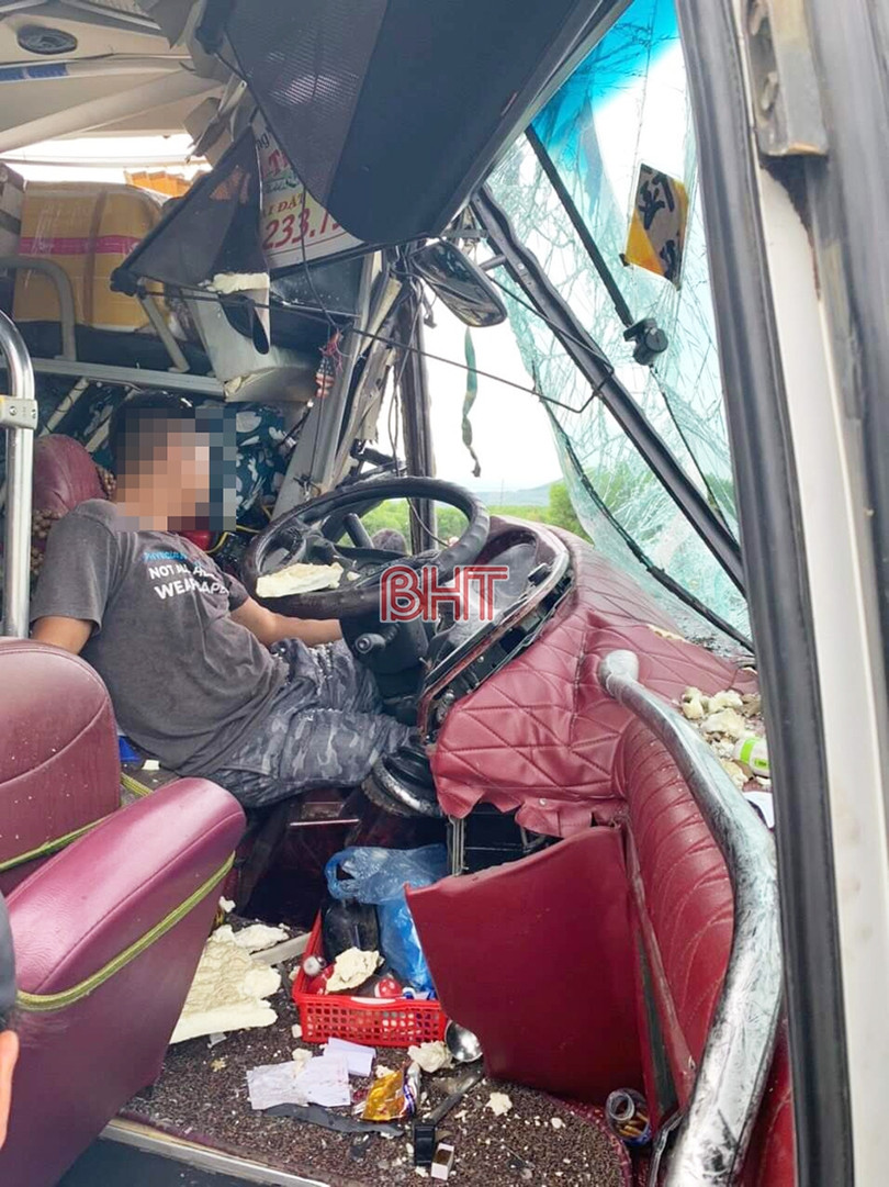 Hà Tĩnh: Xe khách tông xe container, tài xế bị kẹt trong cabin