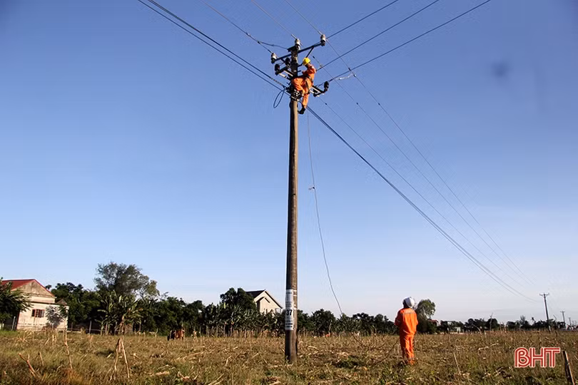 Công nhân Điện lực Nghi Xuân “đội nắng” duy trì nguồn điện trong mùa nóng