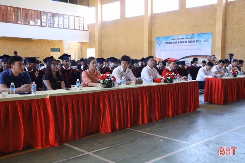 Cao đẳng Kỹ thuật Việt - Đức trao bằng tốt nghiệp cho hơn 1.200 HSSV