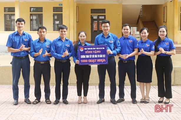 Tặng quà cho thí sinh hoàn cảnh khó khăn trước Kỳ thi tốt nghiệp THPT ở Hà Tĩnh