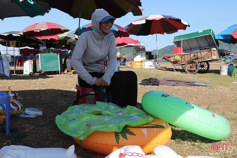 Những nghề phụ “ăn nên làm ra” trong mùa du lịch biển ở Hà Tĩnh