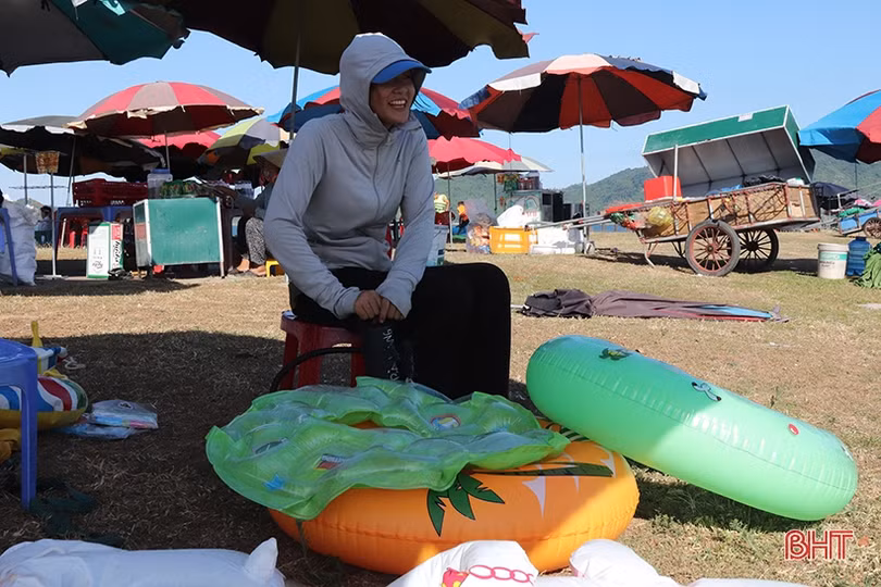 Những nghề phụ “ăn nên làm ra” trong mùa du lịch biển ở Hà Tĩnh