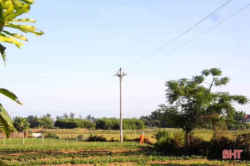 Công nhân Điện lực Nghi Xuân “đội nắng” duy trì nguồn điện trong mùa nóng