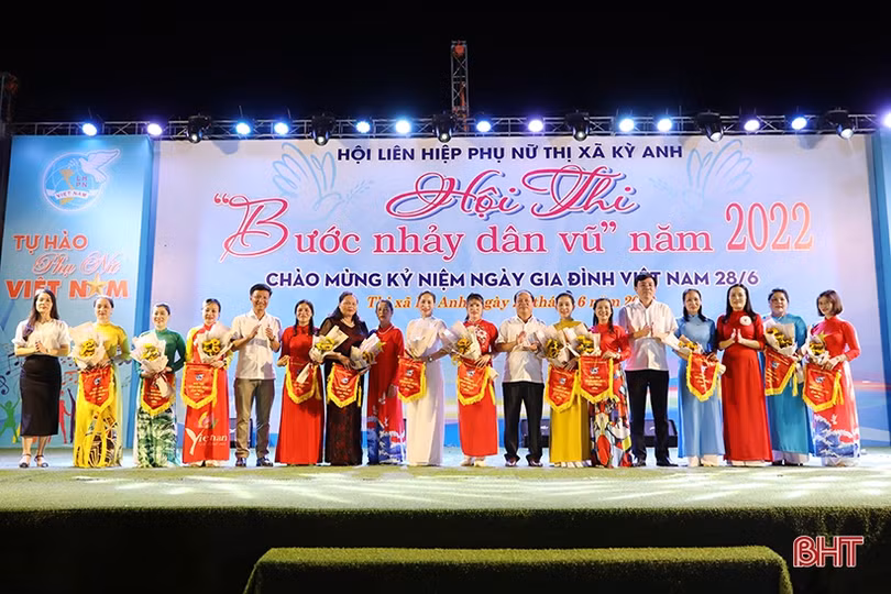 Hội Phụ nữ xã Kỳ Hoa giành giải xuất sắc Hội thi bước nhảy dân vũ TX Kỳ Anh