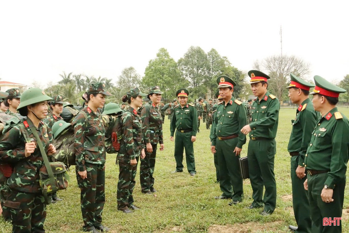 Trung tướng Hà Thọ Bình - Tư lệnh Quân khu động viên các lực lượng tham gia diễn tập KVPT tỉnh Hà Tĩnh năm 2023. bqbht_br_z7113841372355-e54a1e2a4ffd9e966d495da7da58aa93.jpg