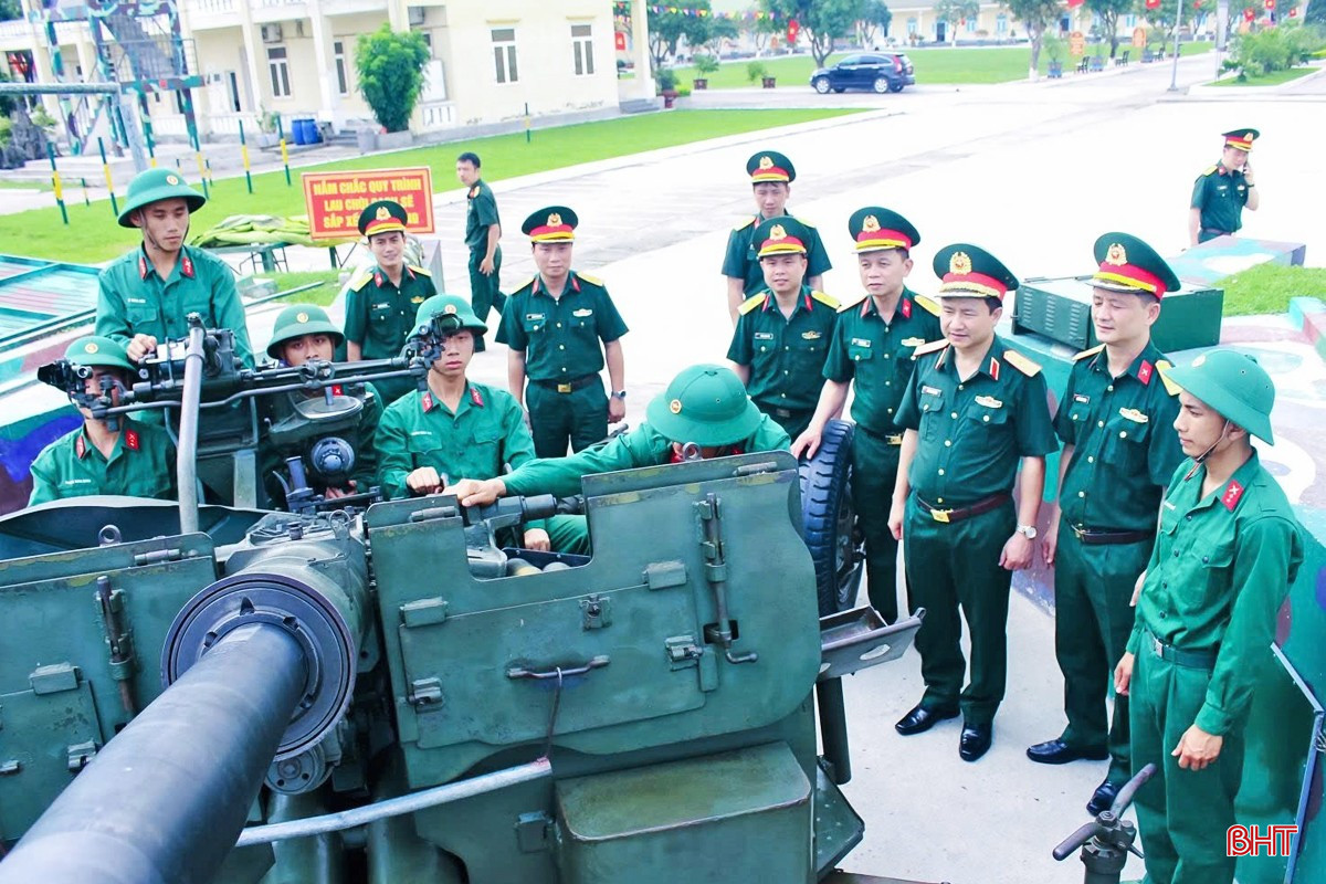 Lãnh đạo Quân khu 4 kiểm tra công tác huấn luyện tại Lữ đoàn Phòng không 283. bqbht_br_z7113837464535-e62d3aad1da39d4a94f2319f6fb456a9.jpg
