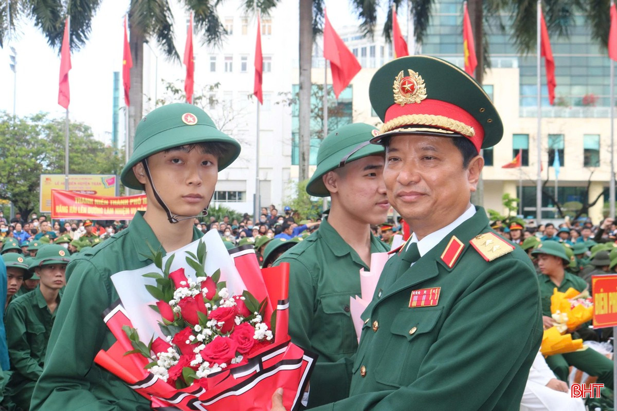Trung tướng Hà Thọ Bình - Tư lệnh Quân khu 4 động viên thanh niên TP Huế tiếp bước cha anh, lên đường bảo vệ Tổ quốc. bqbht_br_z7113843881563-b4c7cd16fc8f49d6fbd4af9a096cc328.jpg