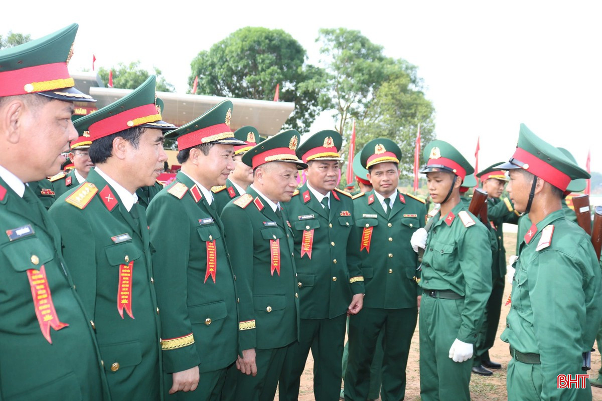 Lãnh đạo Quân khu 4 động viên chiến sĩ trẻ tại Trung đoàn 1 (Sư đoàn 324) phát huy truyền thống, tiếp bước cha anh. bqbht_br_z7113839377632-7a1070633f4403e0bcd5b8f693286161.jpg