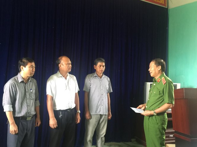 Thứ trưởng Bộ Công an Lê Quý Vương trao tặng 30 triệu đồng cho gia đình nạn nhân - Ảnh: THÂN HOÀNG tung luc luong chan nghi can tham sat tron sang trung quoc