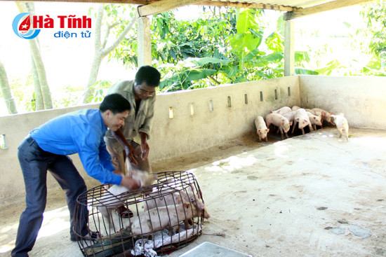 tang qua cho ba con dan toc chut nhan dip tet lap lo