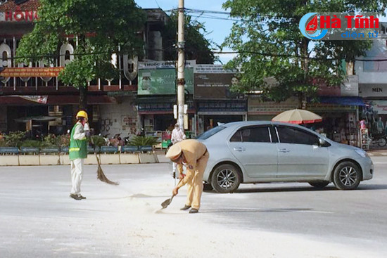 3 chien sy csgt don vat lieu tren quoc lo de nguoi dan qua lai an toan