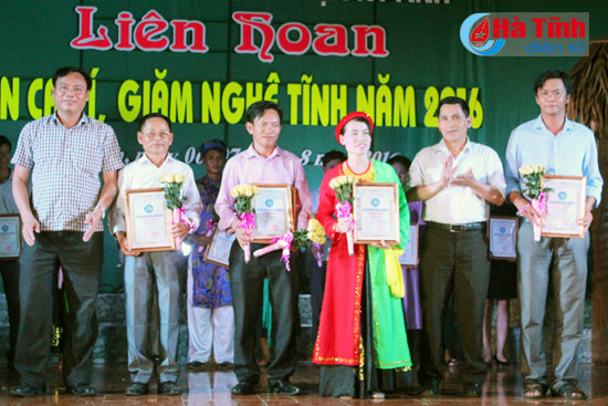 ky anh to chuc thanh cong lien hoan dan ca vi giam nghe tinh