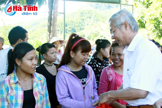 tang qua cho ba con dan toc chut nhan dip tet lap lo