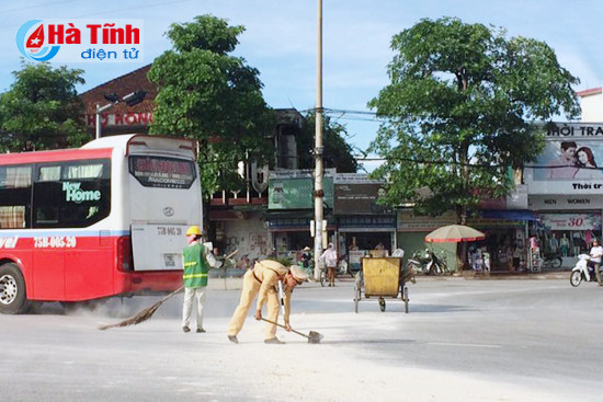 3 chien sy csgt don vat lieu tren quoc lo de nguoi dan qua lai an toan