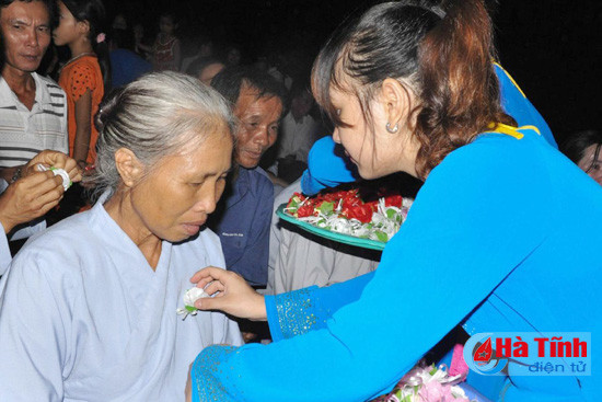 “Ai còn mẹ xin đừng làm mẹ khóc”… ảnh 1 ai con me xin dung lam me khoc