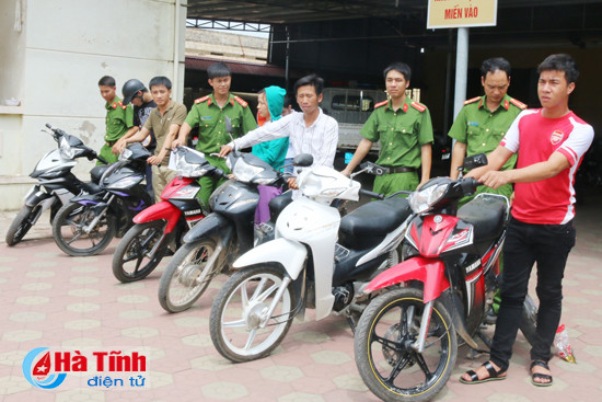 cong an loc ha trao tra 12 chiec xe may cho nguoi bi hai