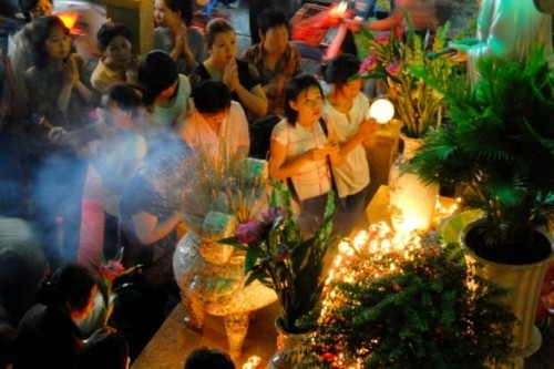 Đi chùa lễ Phật, cầu siêu cho gia tiên. cung ram thang 7 dung cach de khoi ruoc vong vao nha