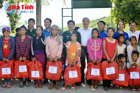 tang qua cho ba con dan toc chut nhan dip tet lap lo