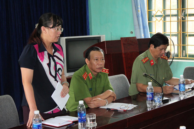 Thứ trưởng Bộ Công an (ngồi giữa) họp nghe báo cáo về vụ án nghiêm trọng này - Ảnh: THÂN HOÀNG tung luc luong chan nghi can tham sat tron sang trung quoc