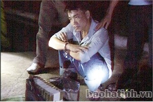 Đối tượng Nguyễn Hiếu Song cùng tang vật là 40 bánh hê-rô-in