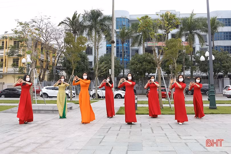 Phụ nữ Hà Tĩnh háo hức hưởng ứng “Tuần lễ Áo dài”