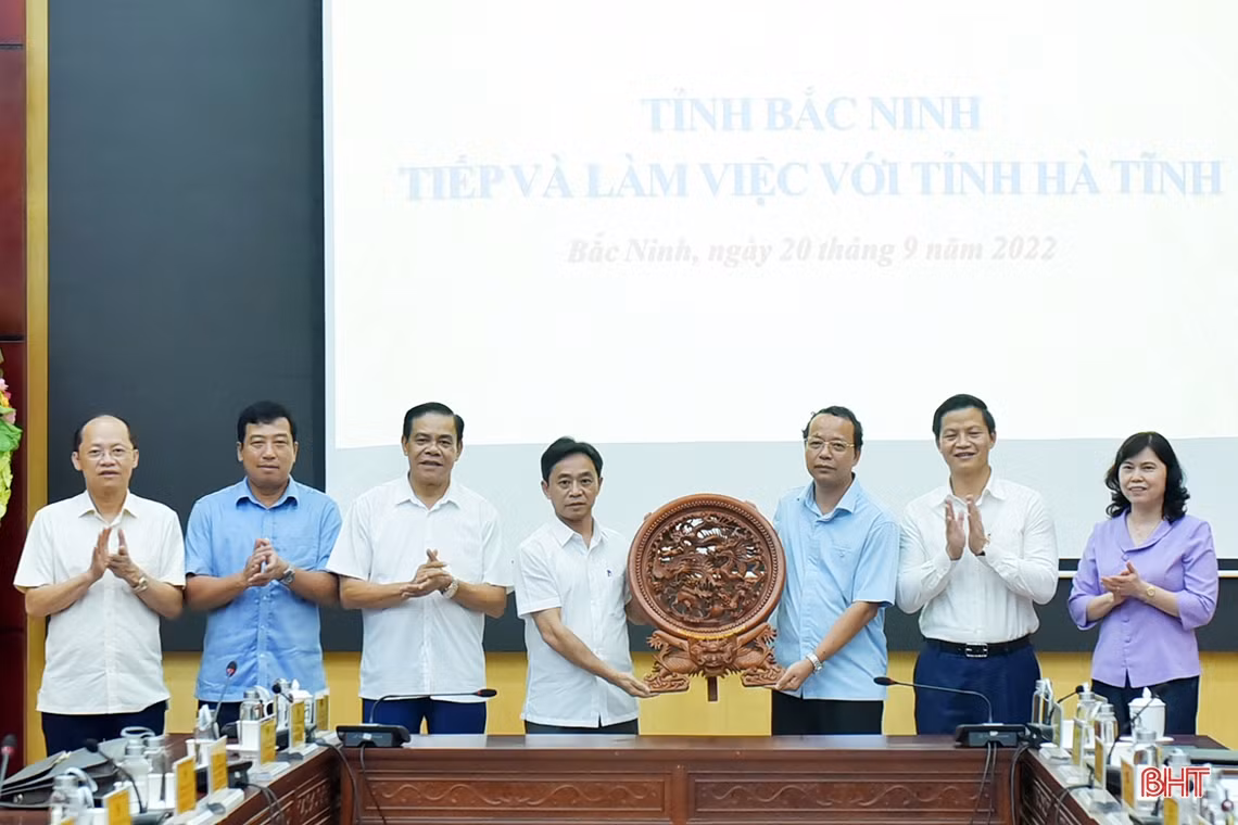 Hà Tĩnh trao đổi kinh nghiệm phát triển kinh tế - xã hội với Bắc Ninh