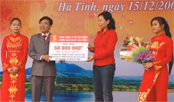 Tại buổi lễ, Tổng Công ty CP Bia - Rượu - NGK Sài Gòn đã trao tặng Quỹ người nghèo Hà Tĩnh 50 triệu đồng.